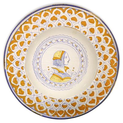 Piatto in ceramica policroma con dama, metà XX secolo