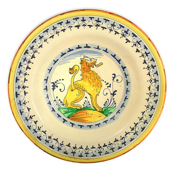 Piatto in ceramica dipinta policroma con leone sul fronte
