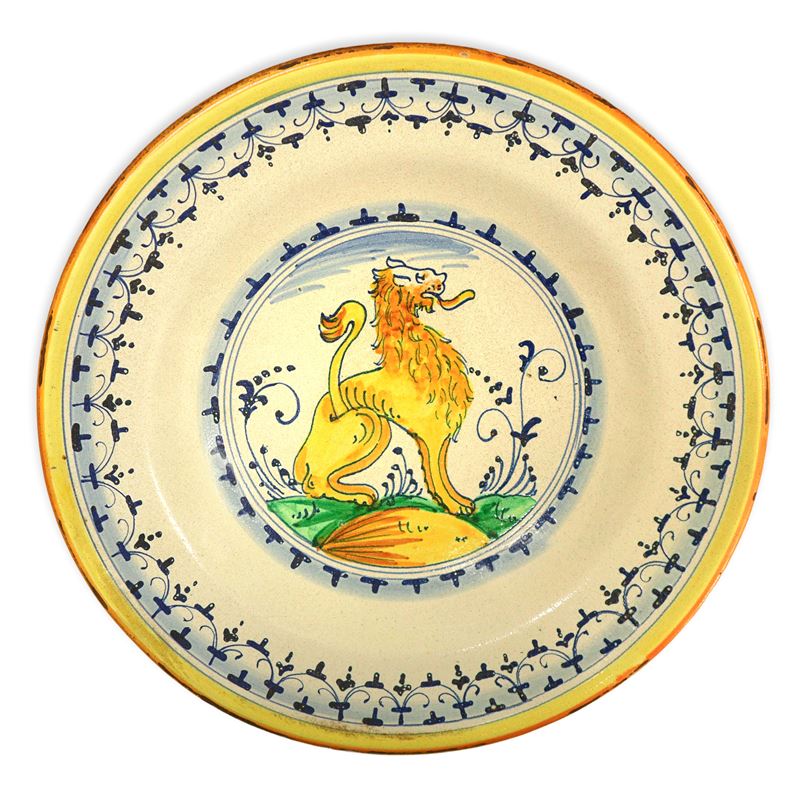 Piatto in ceramica dipinta policroma con leone sul fronte