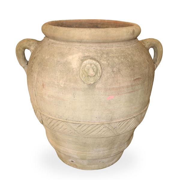 Giara in cotto con manici e leone a rilievo sul fronte