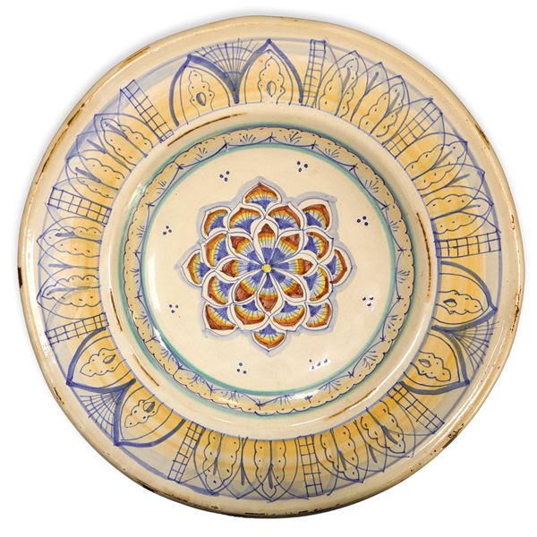 Deruta - Piatto in maiolica dipinta policroma con fiore sul fronte