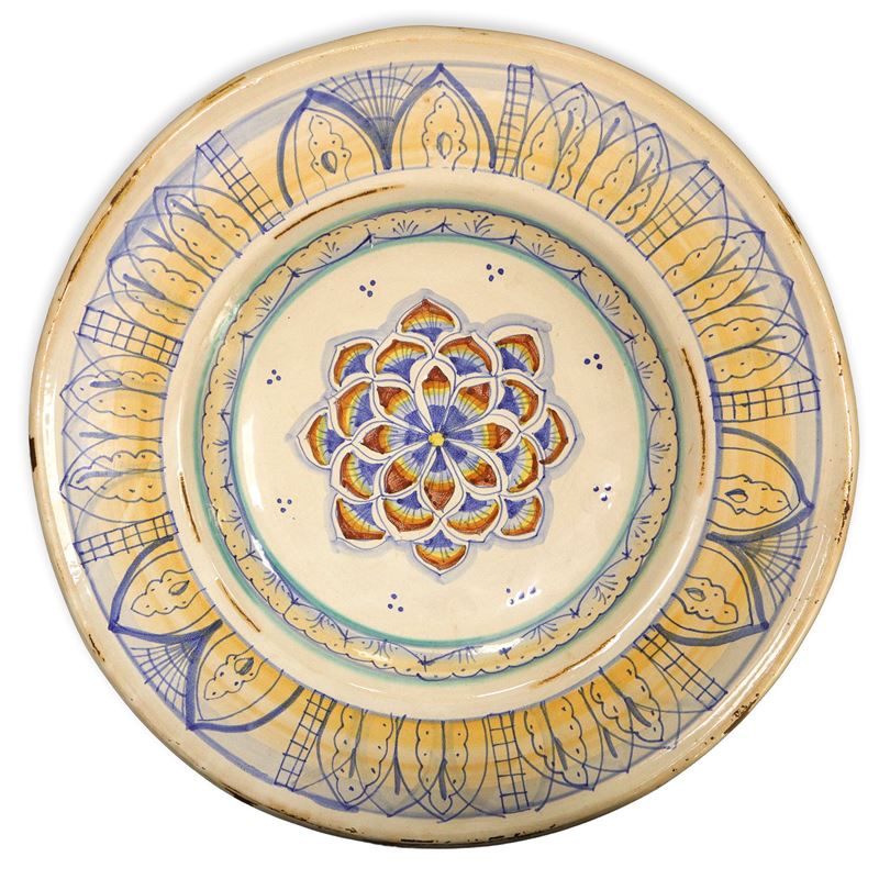 Piatto in maiolica dipinta policroma con fiore sul fronte