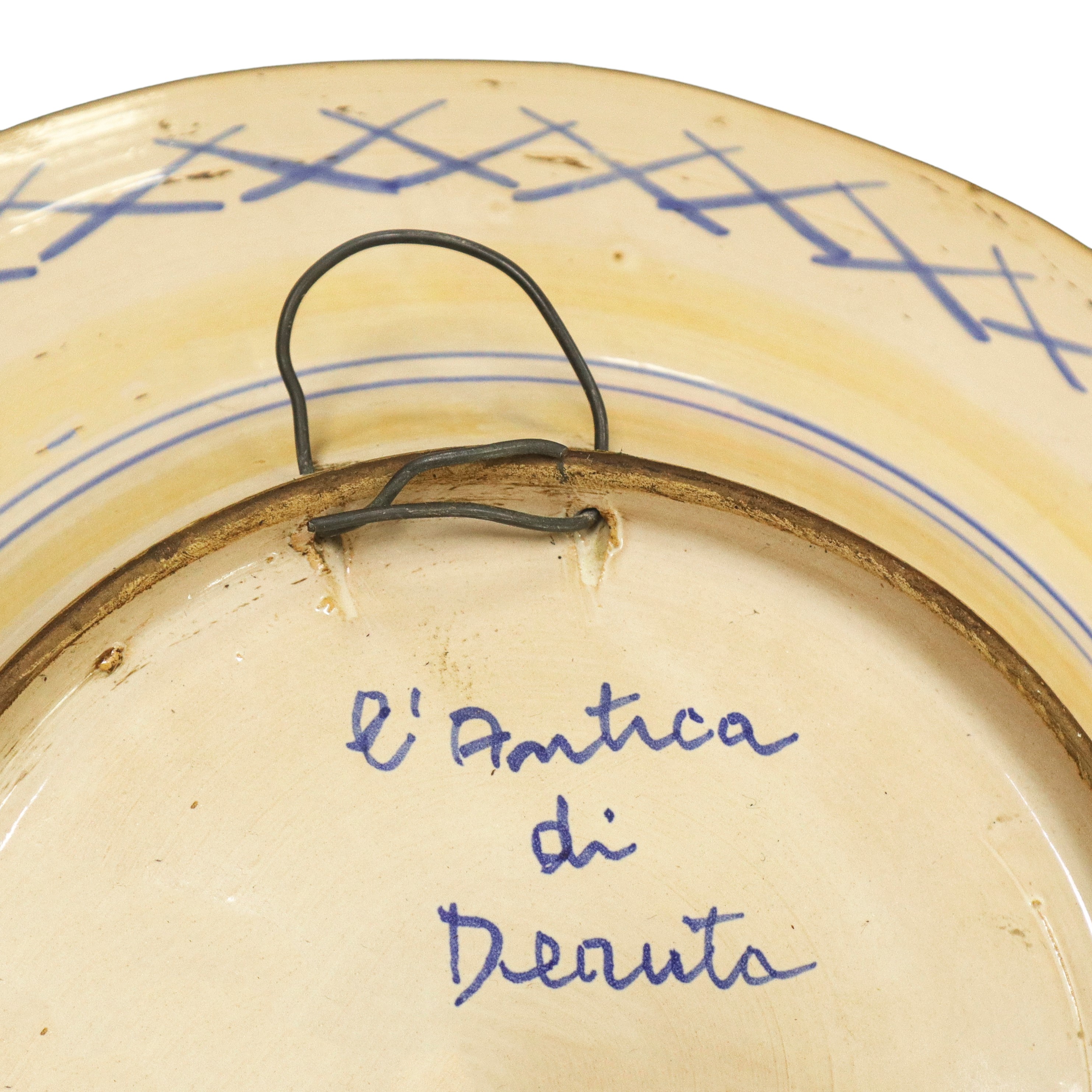 Piatto in maiolica dipinta policroma con fiore sul fronte