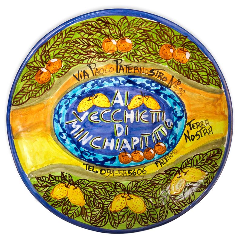 Piatto in maiolica policroma della trattoria 'Ai vecchietti di minchiapitittu', diametro cm 23