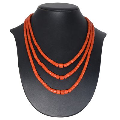 Collana a tre fili in corallo rosso Sardegna sfaccettato con chiusura in oro 750