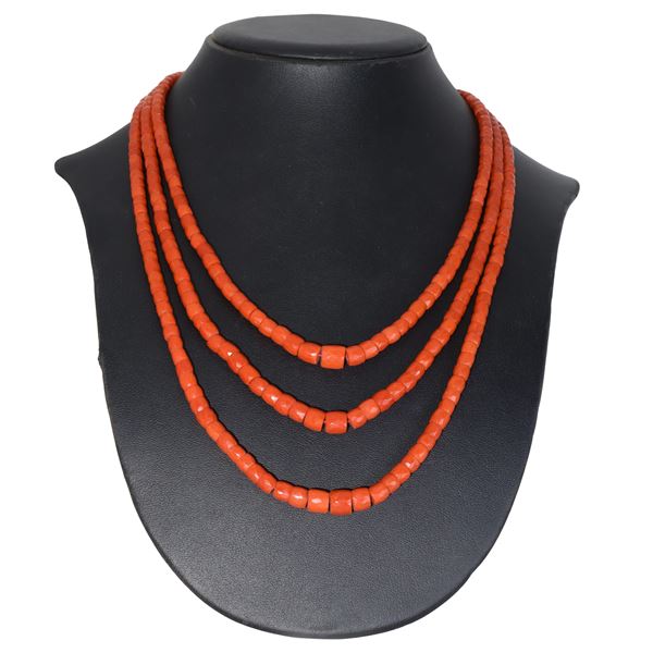 Collana a tre fili in corallo rosso Sardegna sfaccettato prima scelta con chiusura in oro 750