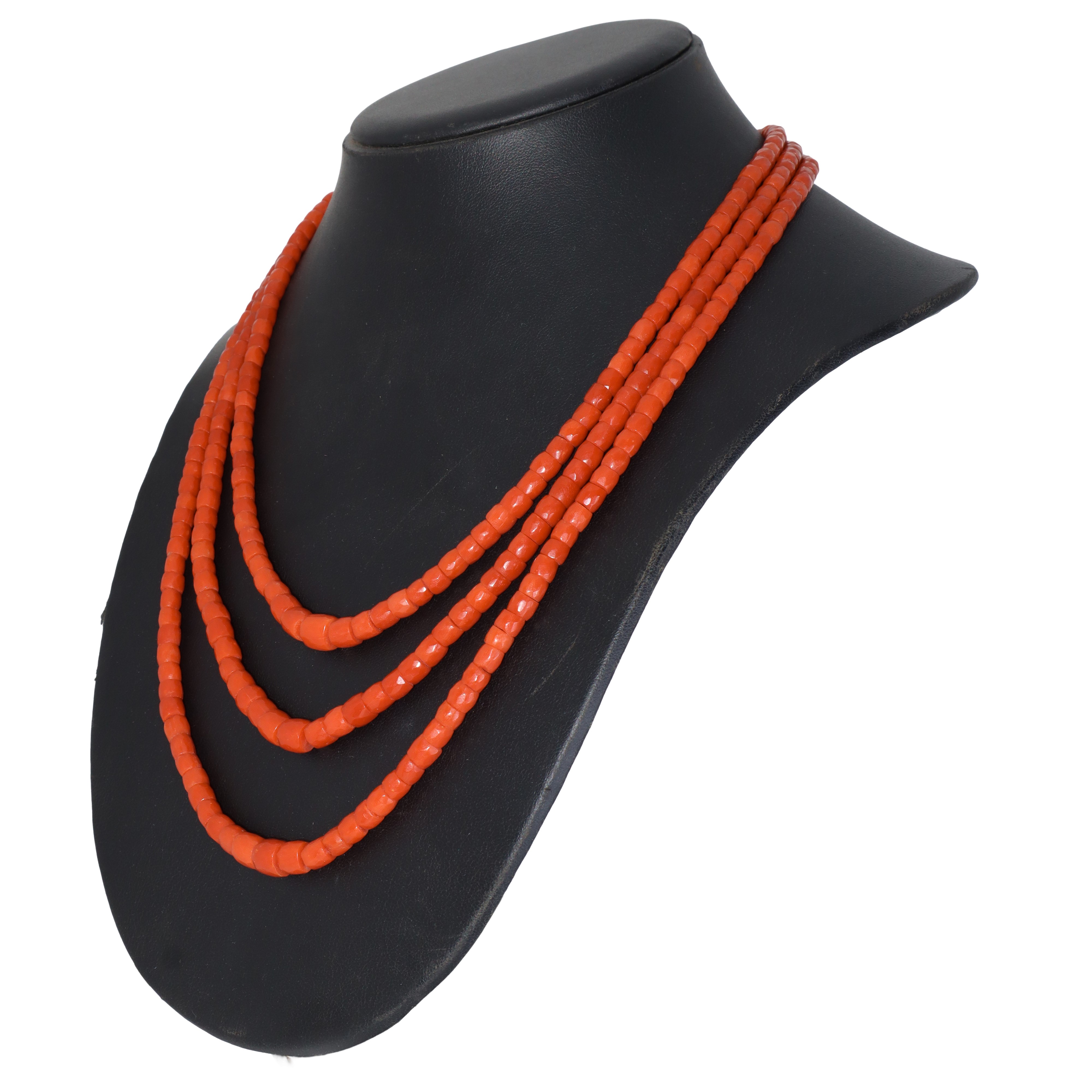 Collana a tre fili in corallo rosso Sardegna sfaccettato con chiusura in oro 750