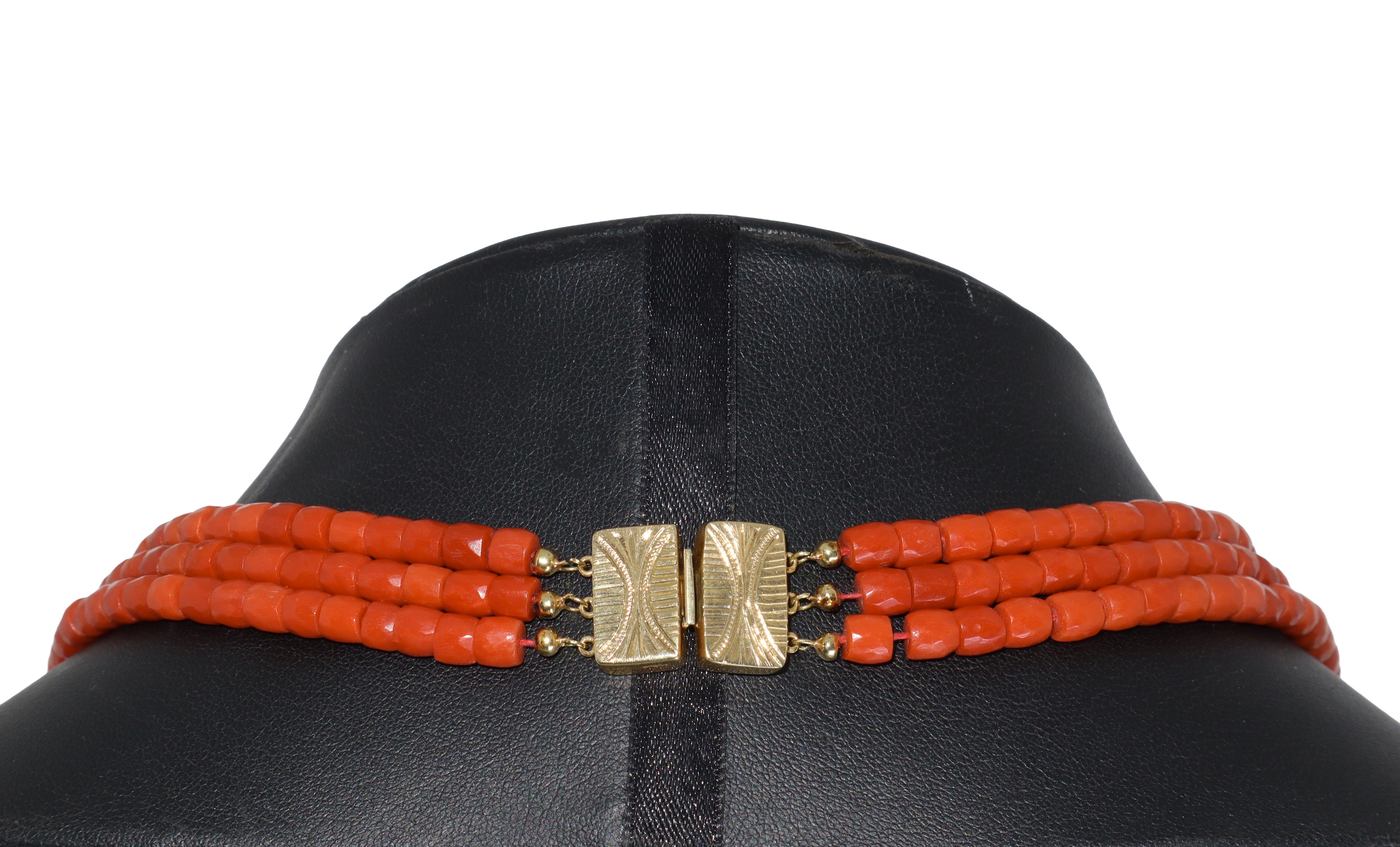Collana a tre fili in corallo rosso Sardegna sfaccettato con chiusura in oro 750