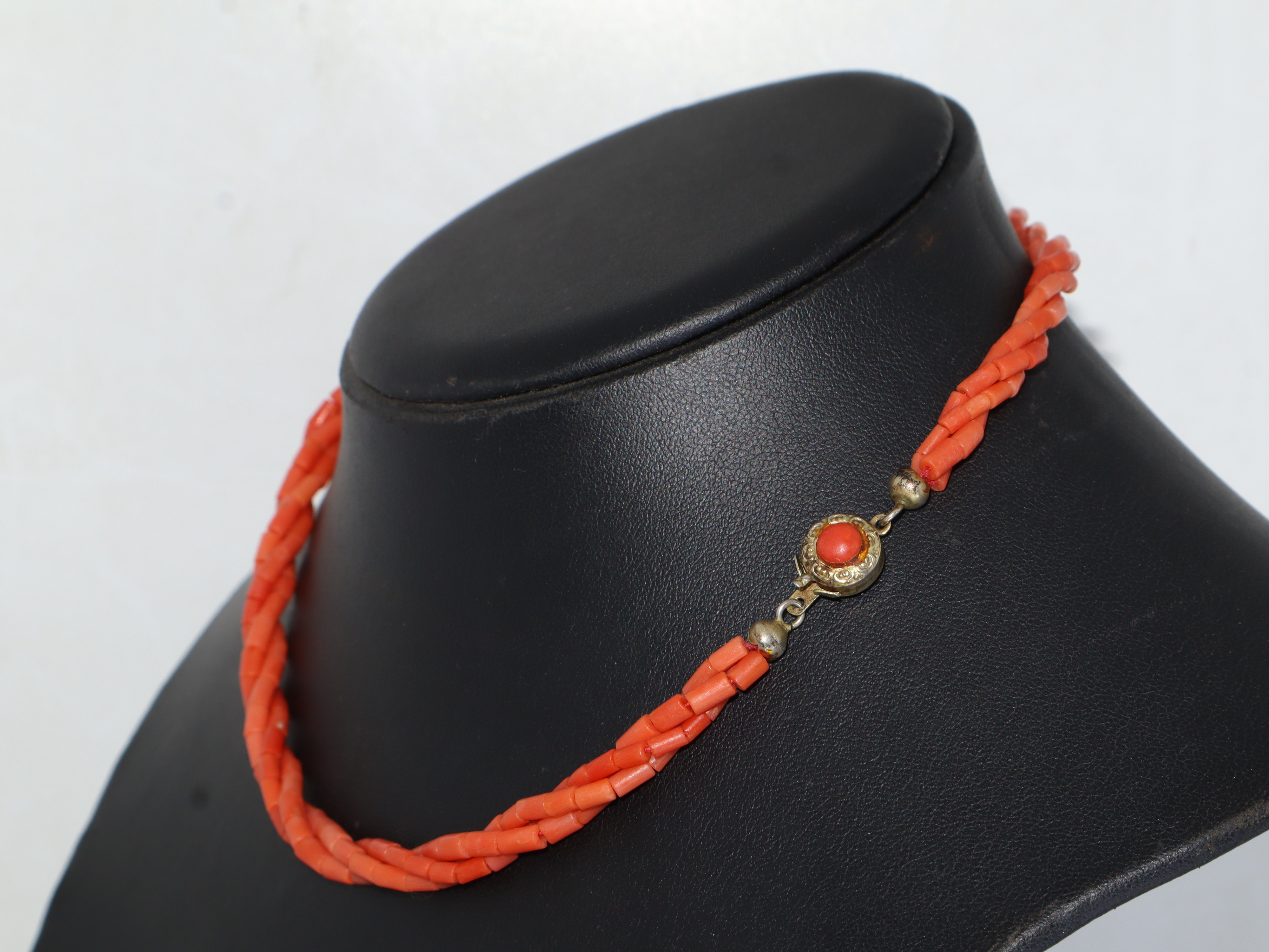 Collana in corallo mediterraneo a cannette con chiusura in argento 800