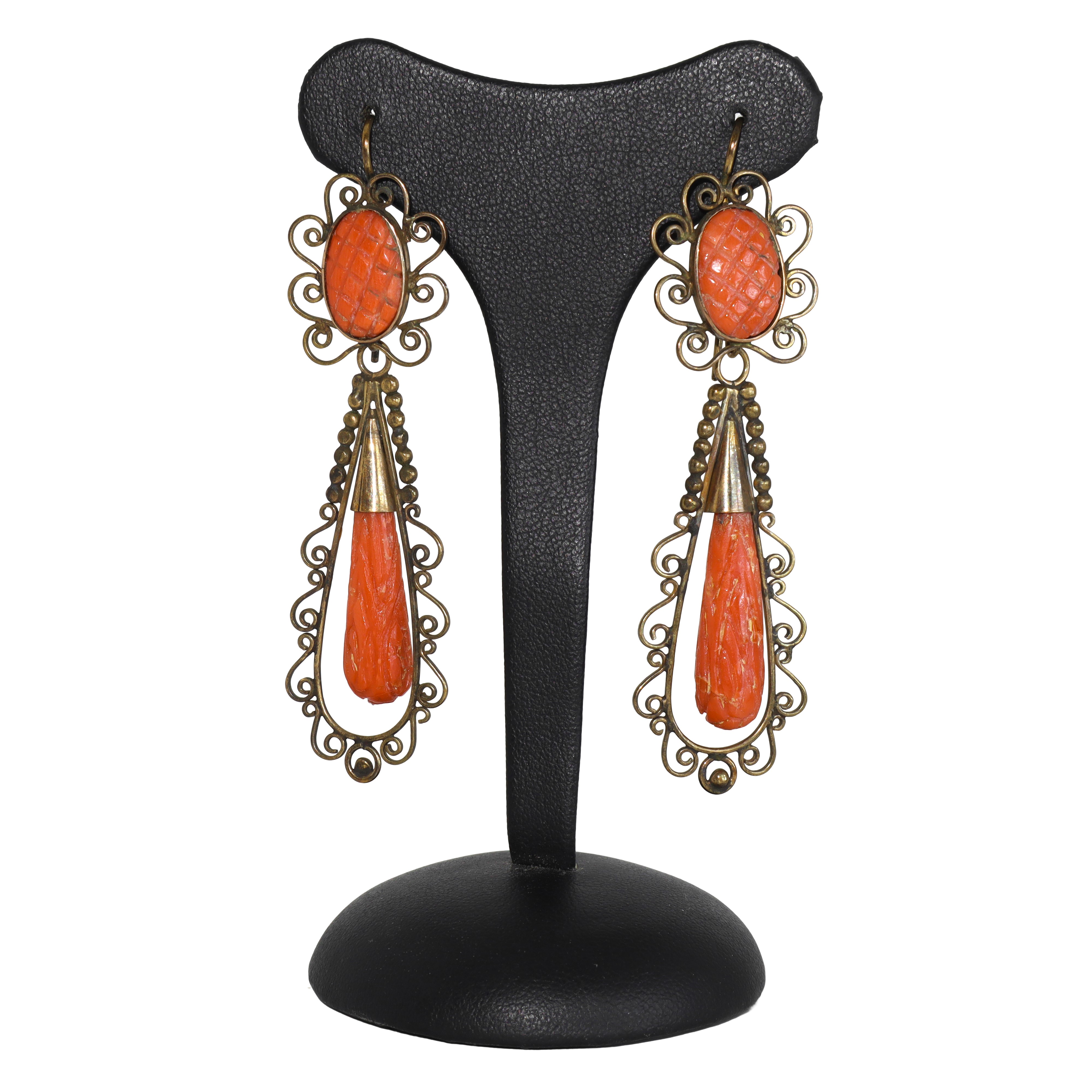 Orecchini antichi con pendenti in oro 14 kt e corallo