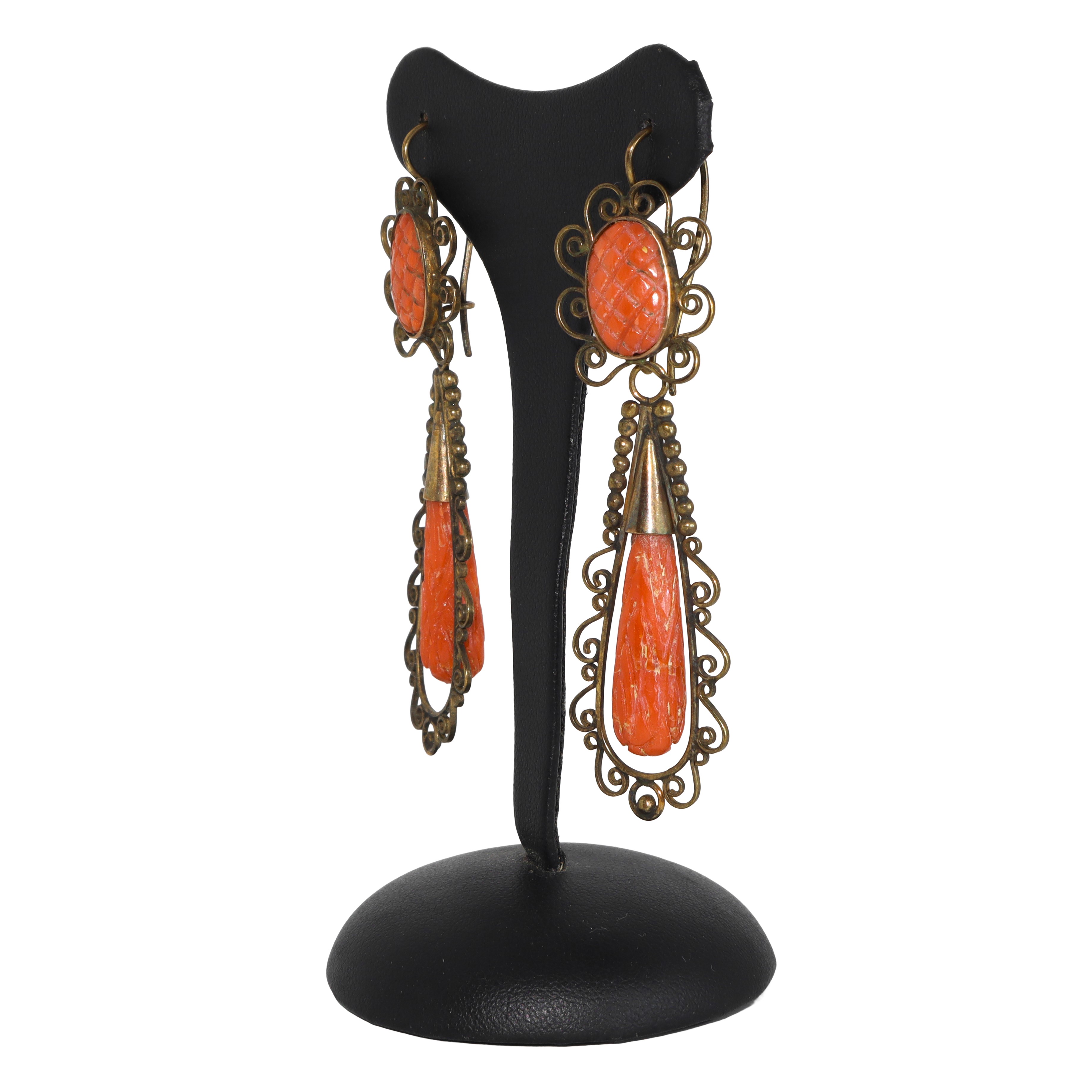 Orecchini antichi con pendenti in oro 14 kt e corallo