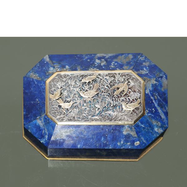 Portagioie in lapislazzulo con placca centrale con particolare lavorazione di foglie e uccelli in argento 800 e argento vermeil