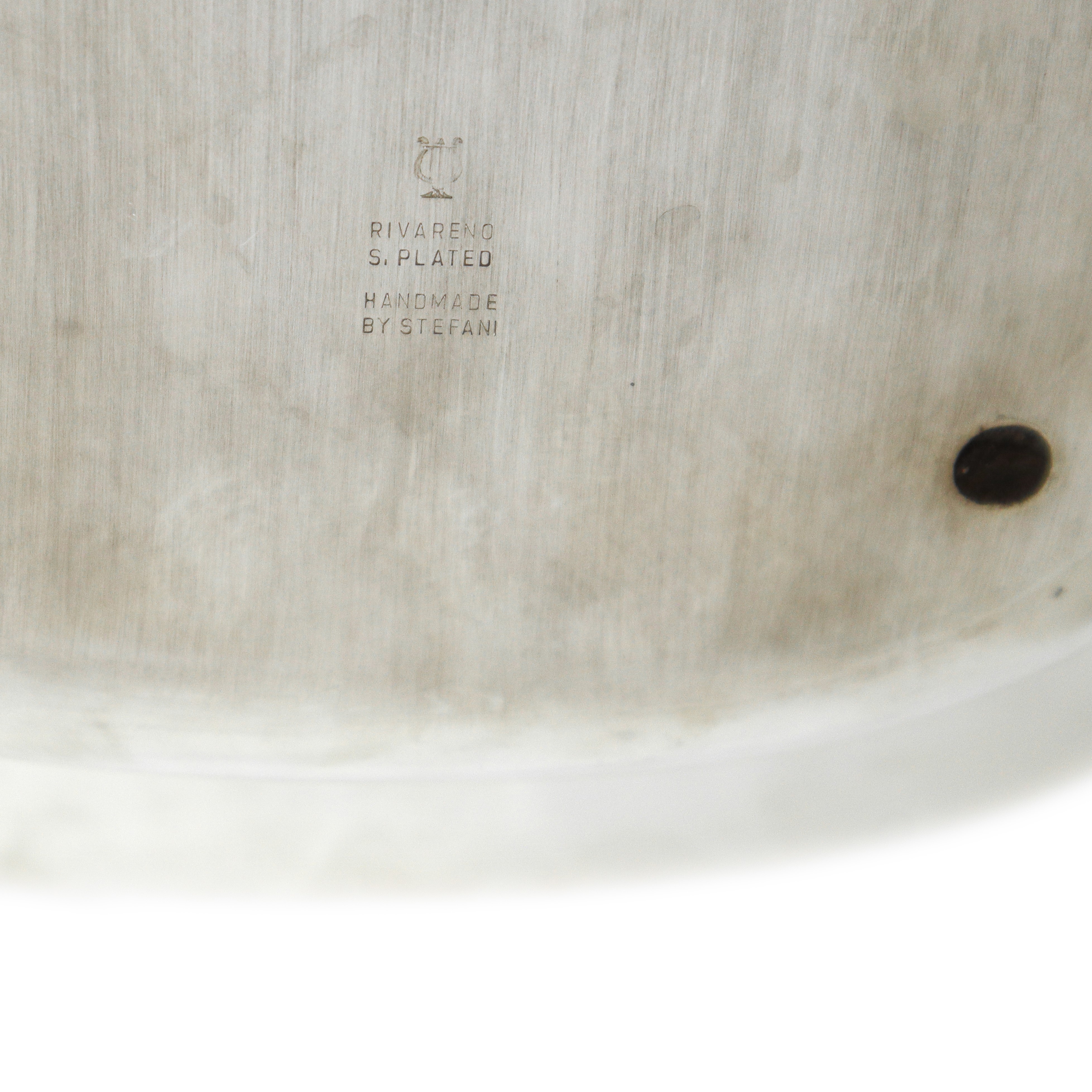 Piatto da portata silver plated con bordo lavorato a sbalzo dorato