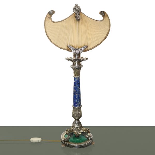 Importante lampada da tavolo in argento con parti dorate, in malachite, lapislazzuli. Presenti punzoni 