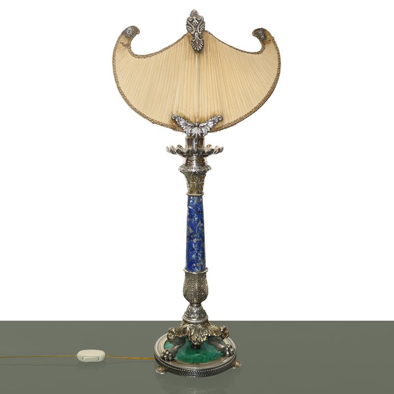 Importante lampada da tavolo in argento con parti dorate, in malachite, lapislazzuli. Presenti pu...