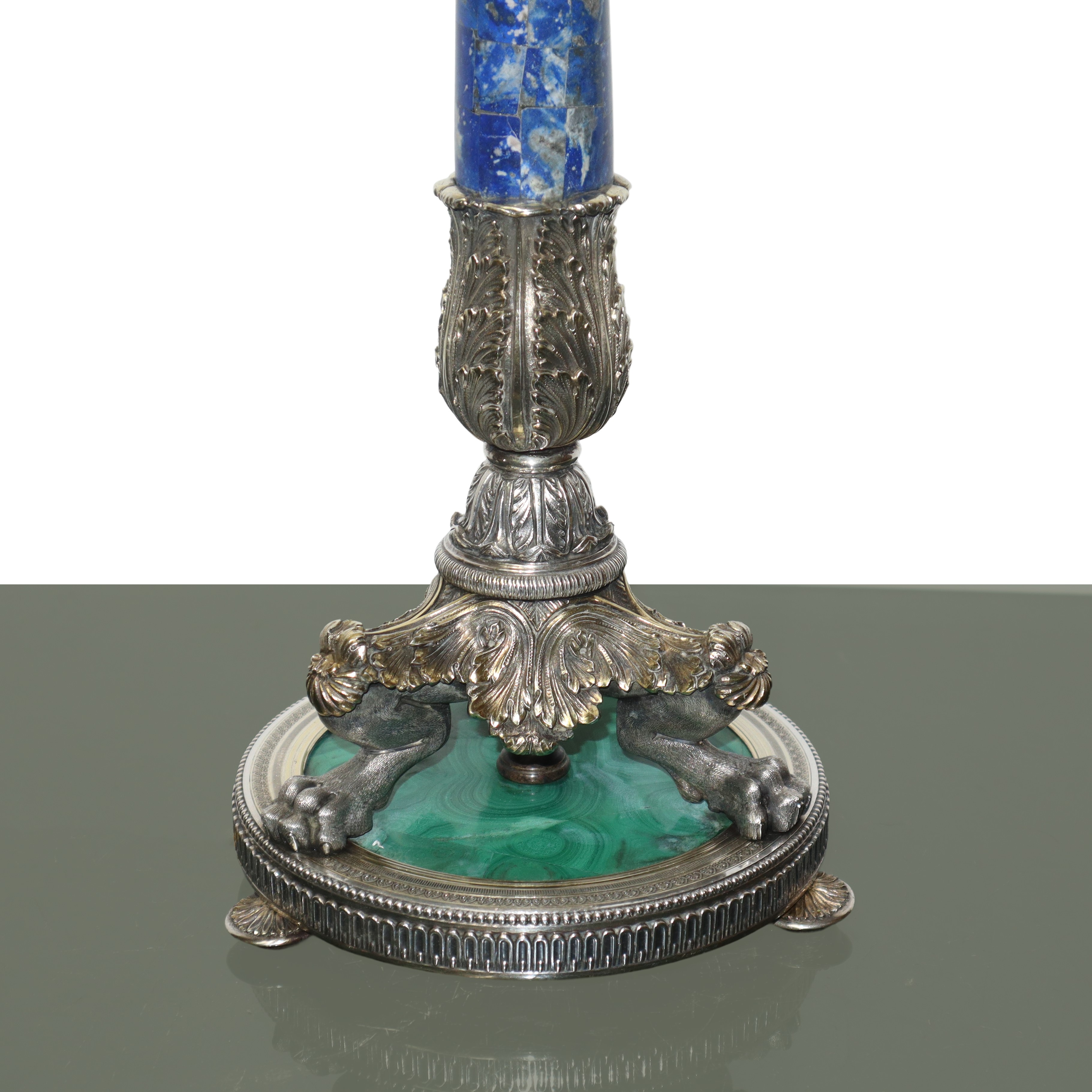 Importante lampada da tavolo in argento con parti dorate, in malachite, lapislazzuli. Presenti pu...