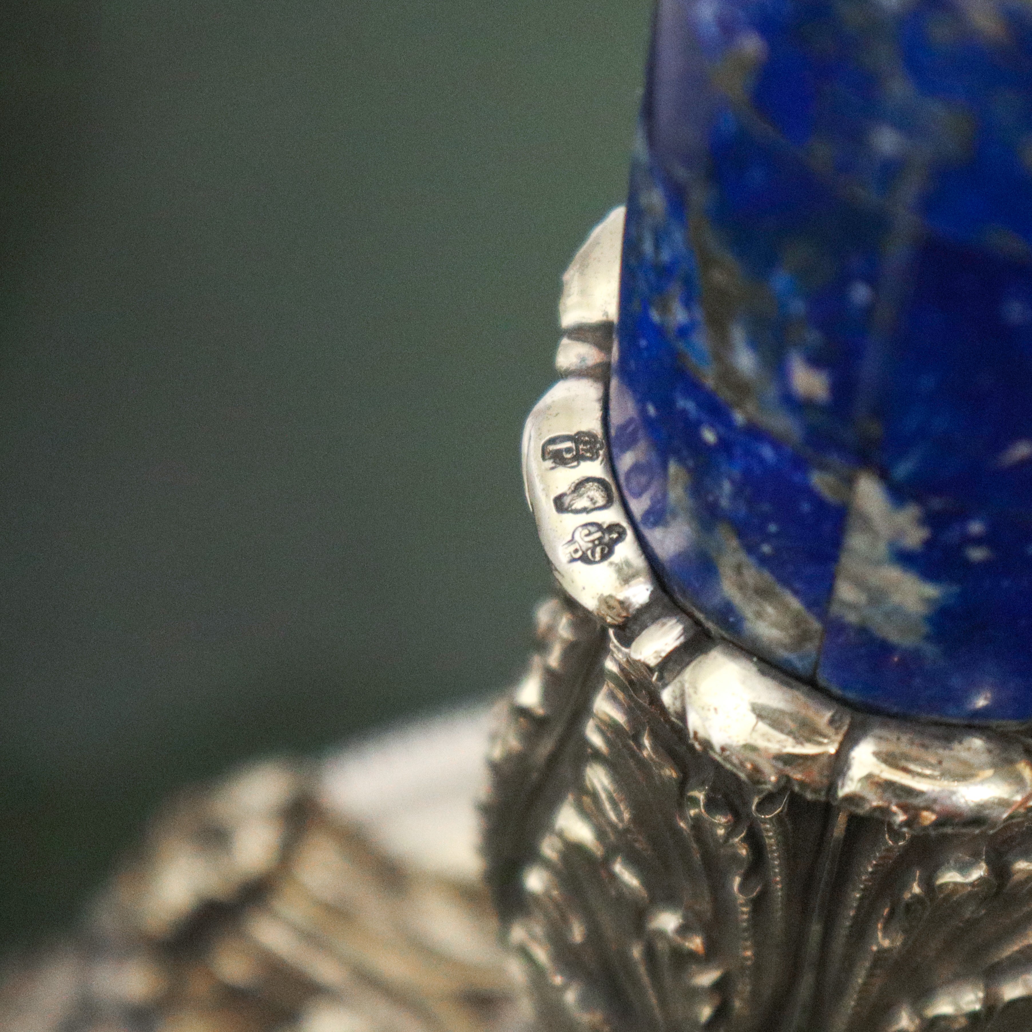 Importante lampada da tavolo in argento con parti dorate, in malachite, lapislazzuli. Presenti pu...