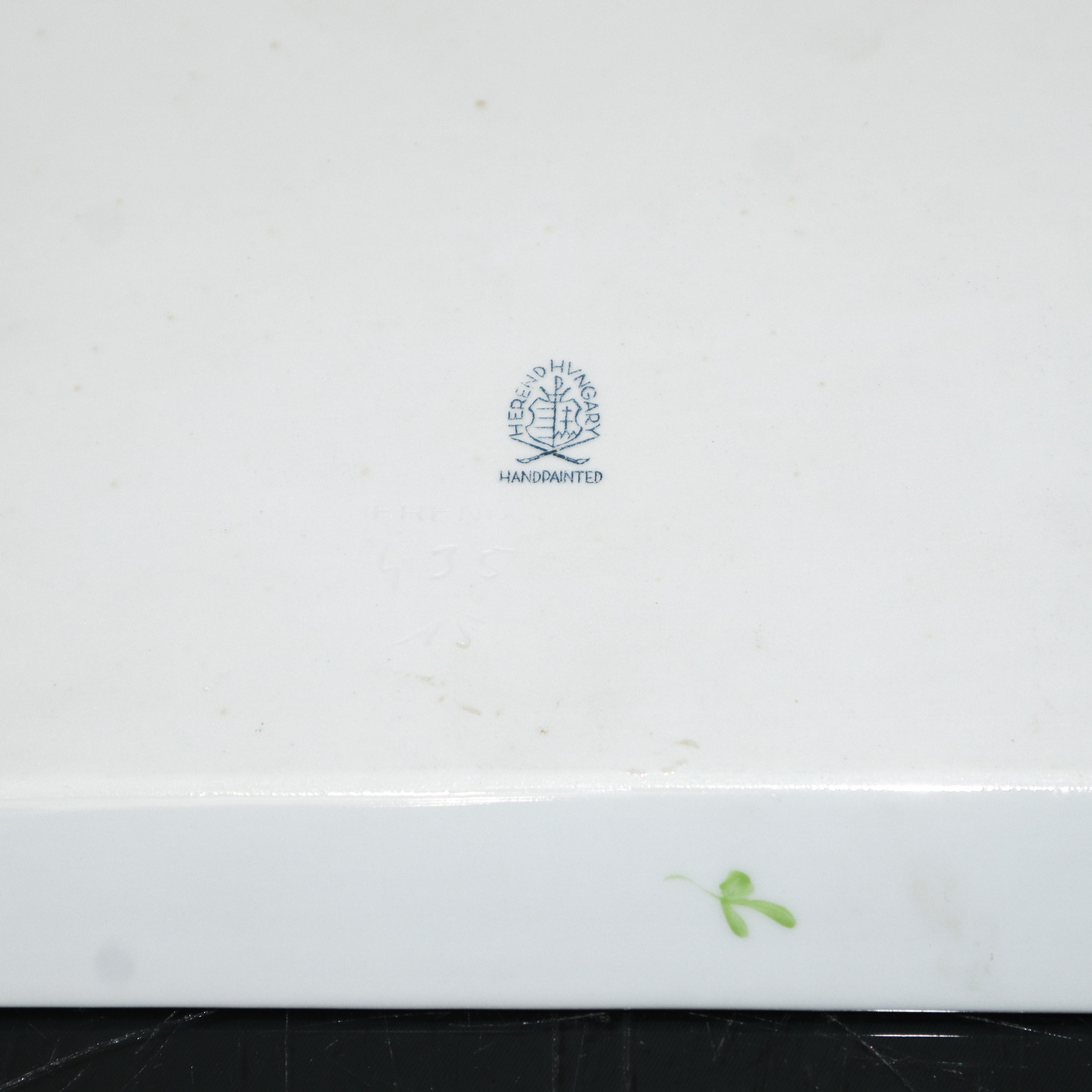 Vassoio in porcellana bianca Herend, decoro Queen Victoria