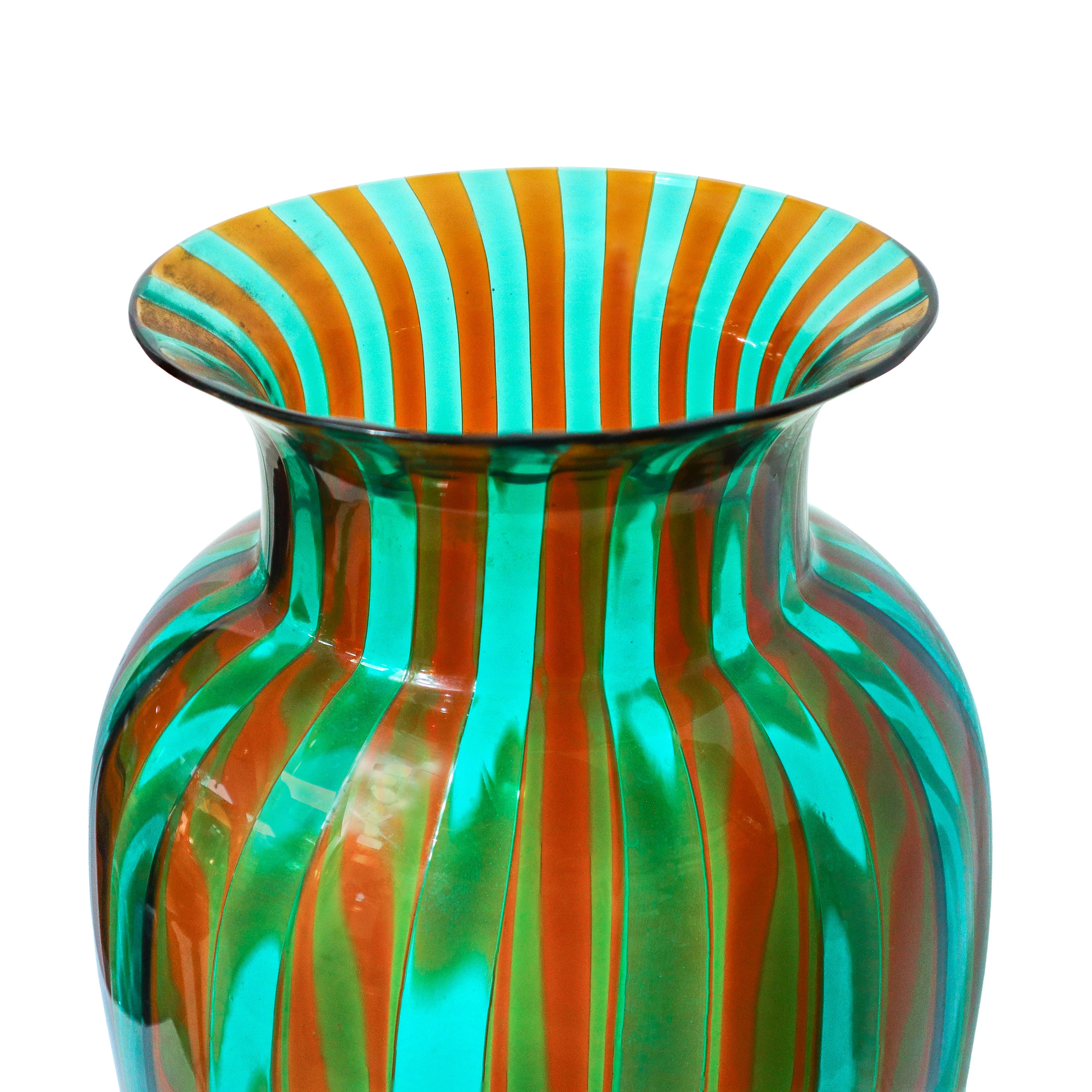 Vaso in vetro di Murano decorato a canne verdi e arancioni