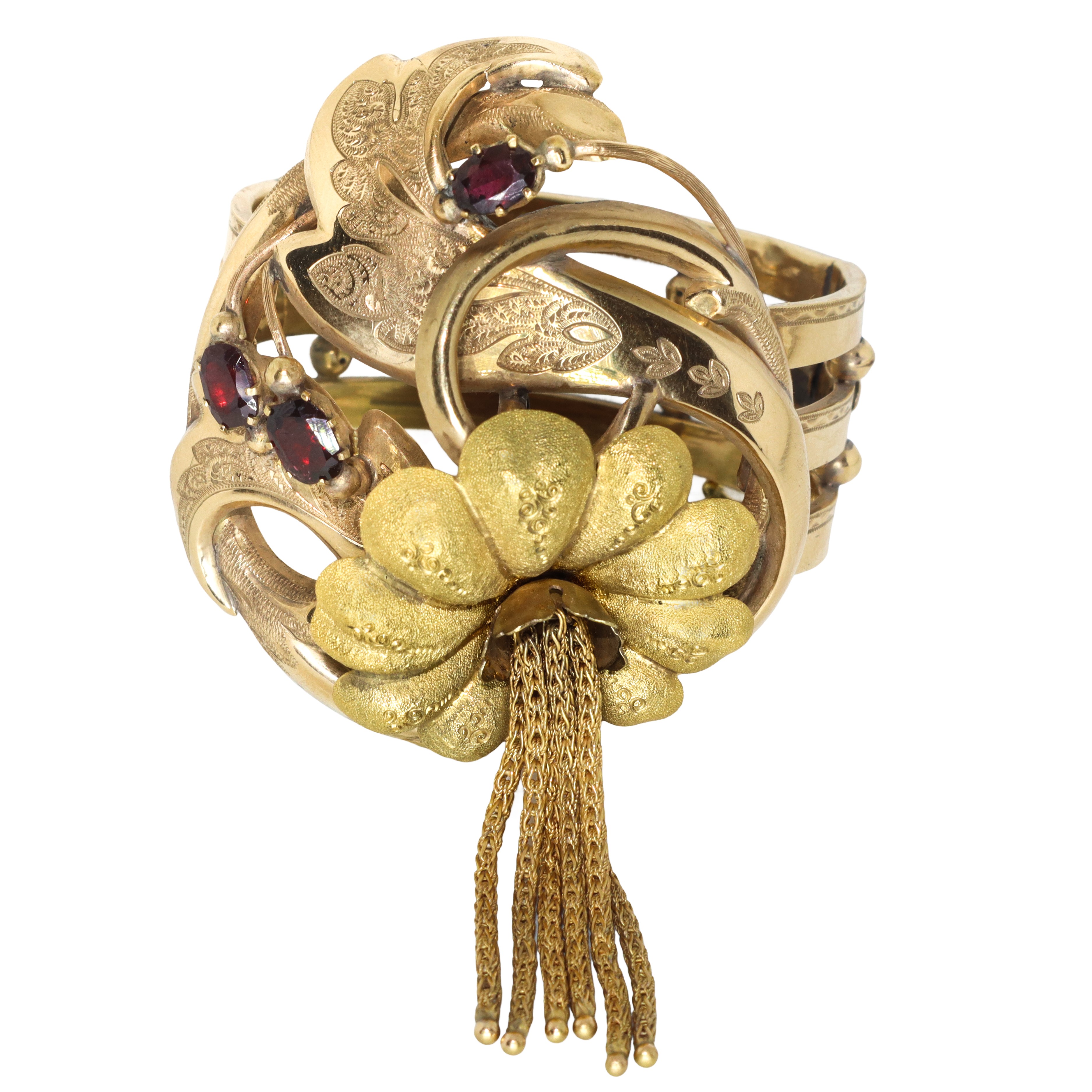 Bracciale in oro basso titolo con decoro a guisa di fiore con granati e filigrana