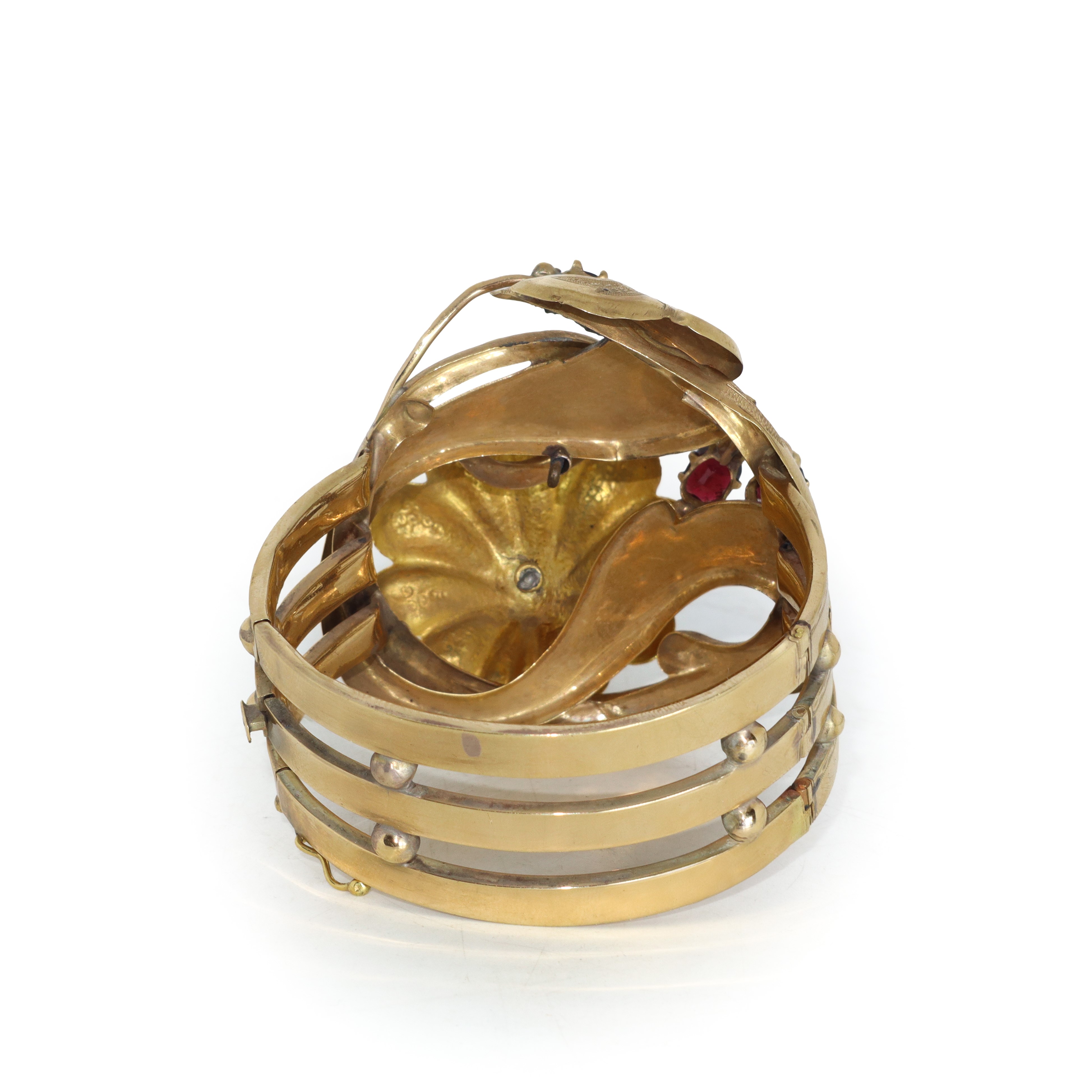 Bracciale in oro basso titolo con decoro a guisa di fiore con granati e filigrana