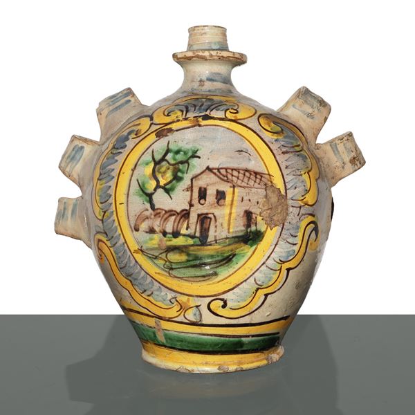 Fiasca poliansata in maiolica di Caltagirone dipinta sul fronte con paesaggio entro cartiglio
