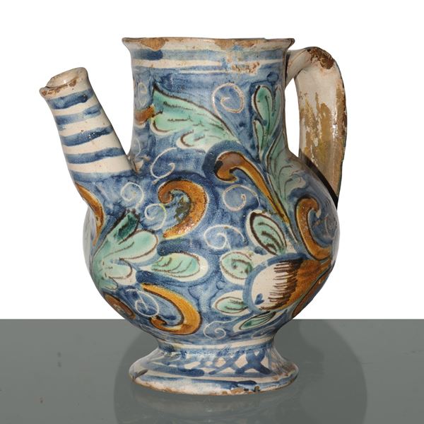Versatoio con manico in maiolica di Caltagirone decorato a motivi vegetali