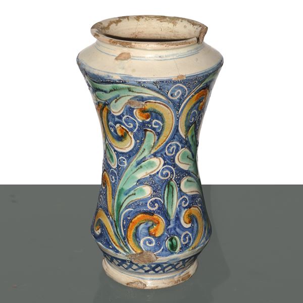 Albarello in maiolica di Caltagirone decorato a motivi vegetali e a larghe foglie