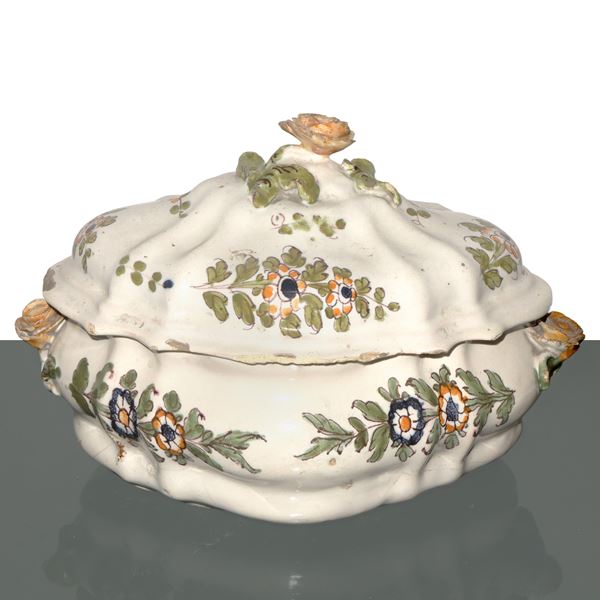 Cerreto Sannita tureen with lid and flower-shaped handle