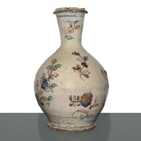 Vaso a bottiglia in maiolica di Caltagirone decorato a motivi floreali