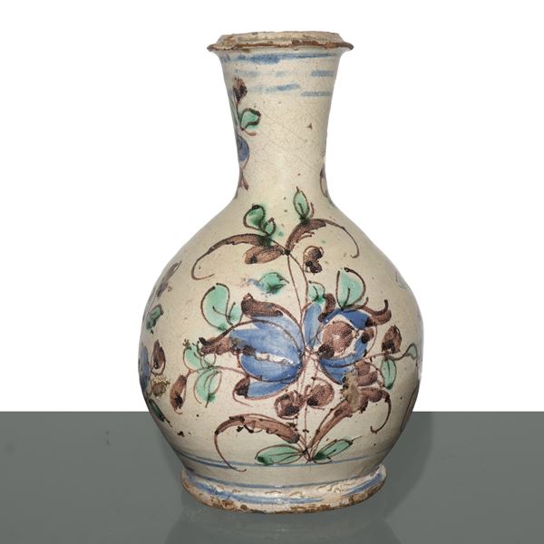 Vaso a bottiglia in maiolica di Caltagirone decorato a motivi floreali