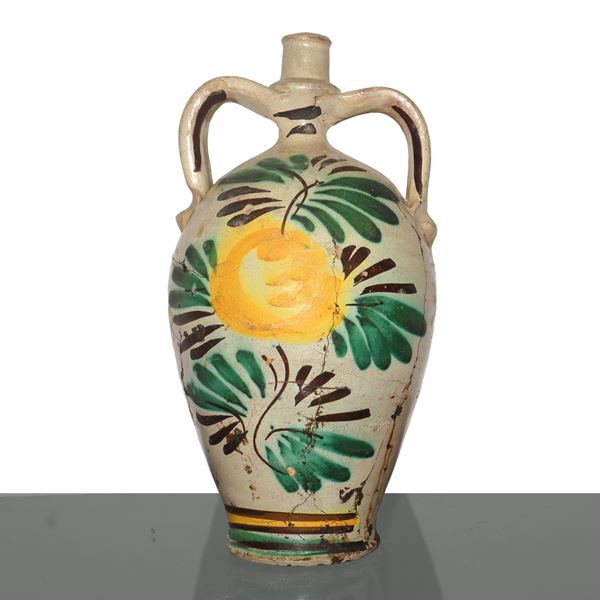 Quartara biansata in maiolica di Caltagirone con fiore policromo sul fronte