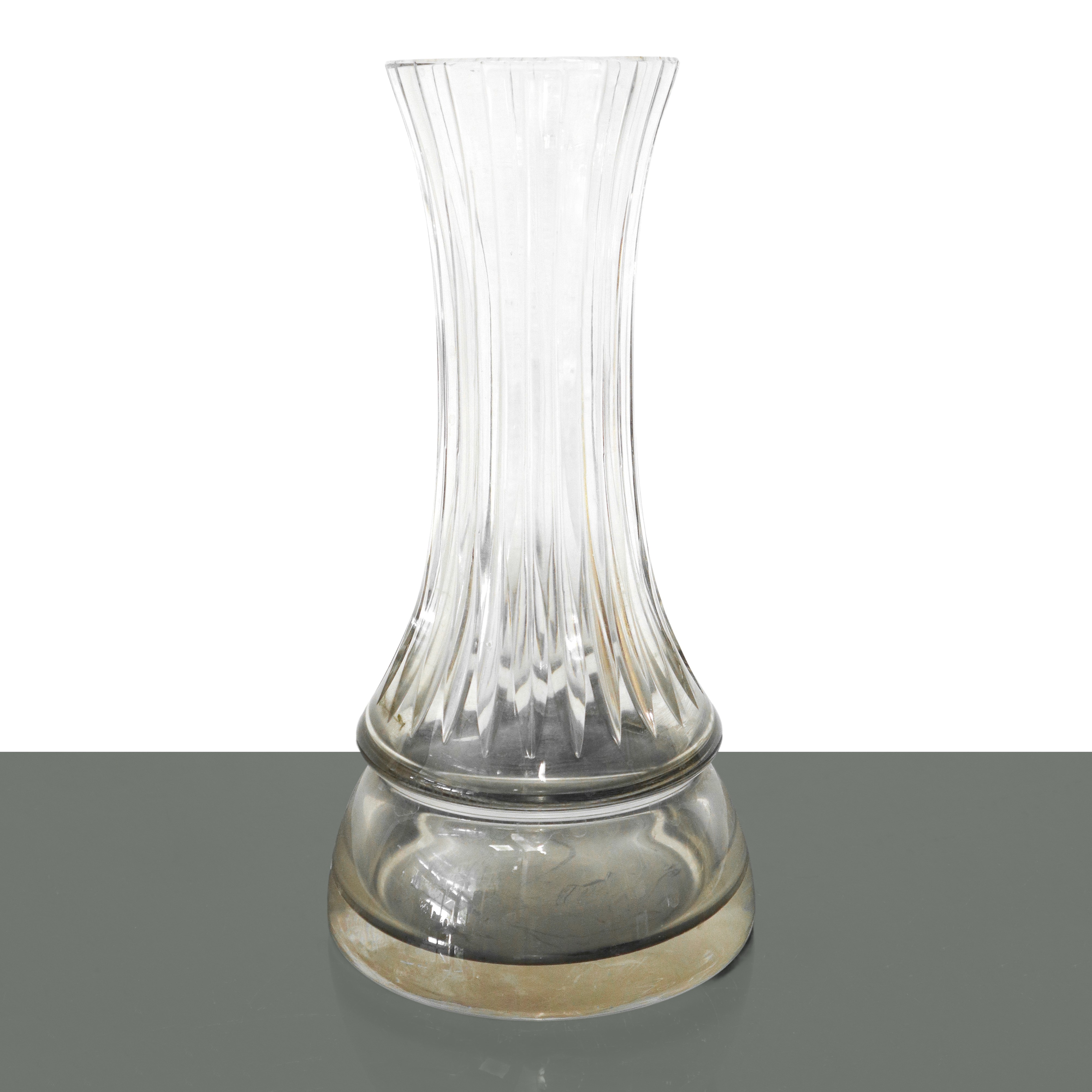 Vaso in vetro con scanalature verticali