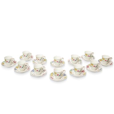 Servizio da caffè in porcellana bianca con decori floreali policromi