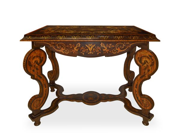 Tavolinetto rettangolare con intarsi di carattere floreale in legni vari e colorati