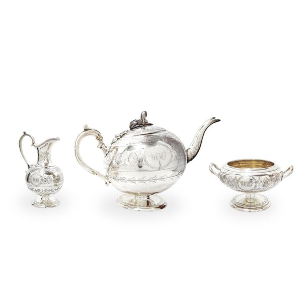 Servizio in sheffield composto da teiera, lattiera e zuccheriera