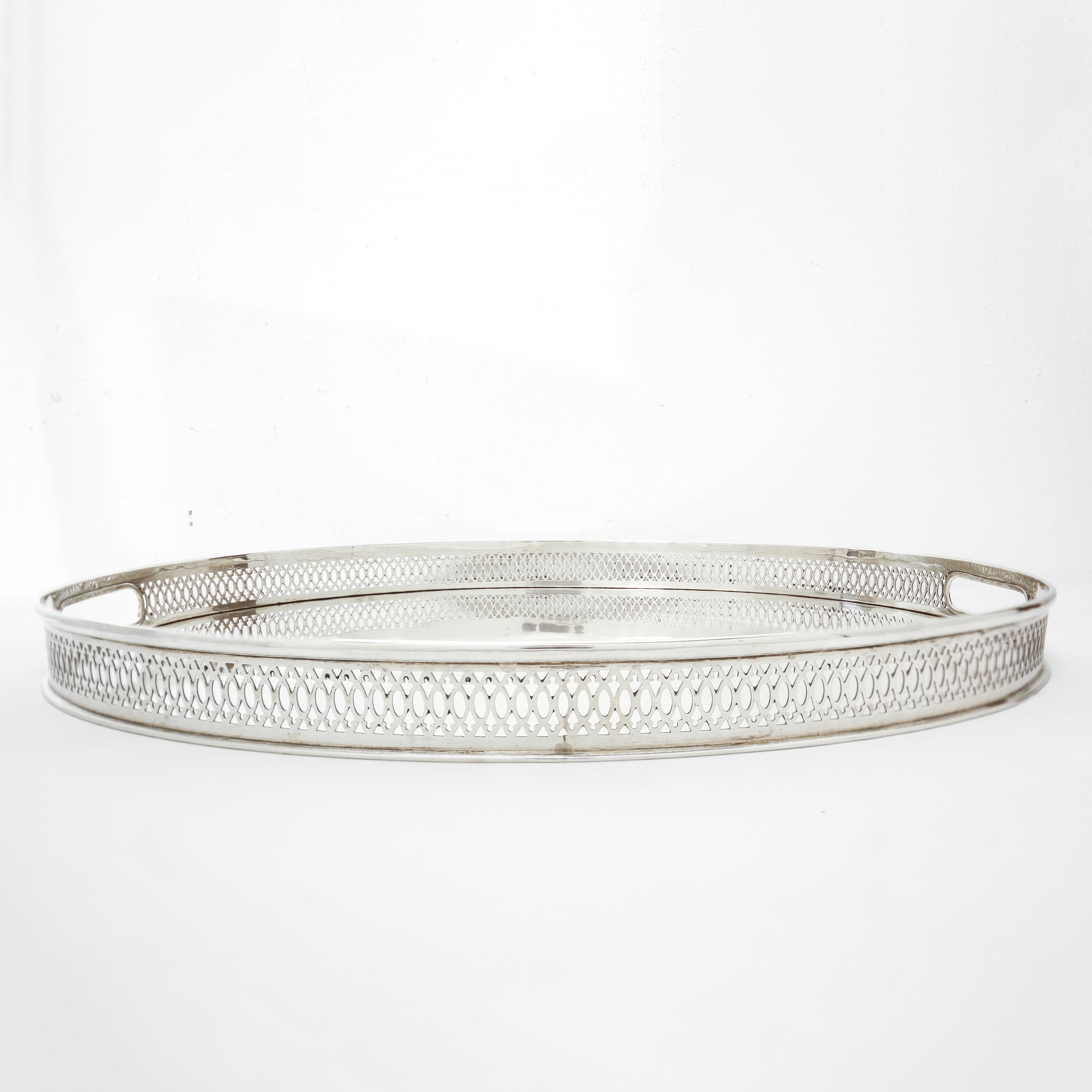 Vassoio ovale in argento 800 con bordo a ringhierina
