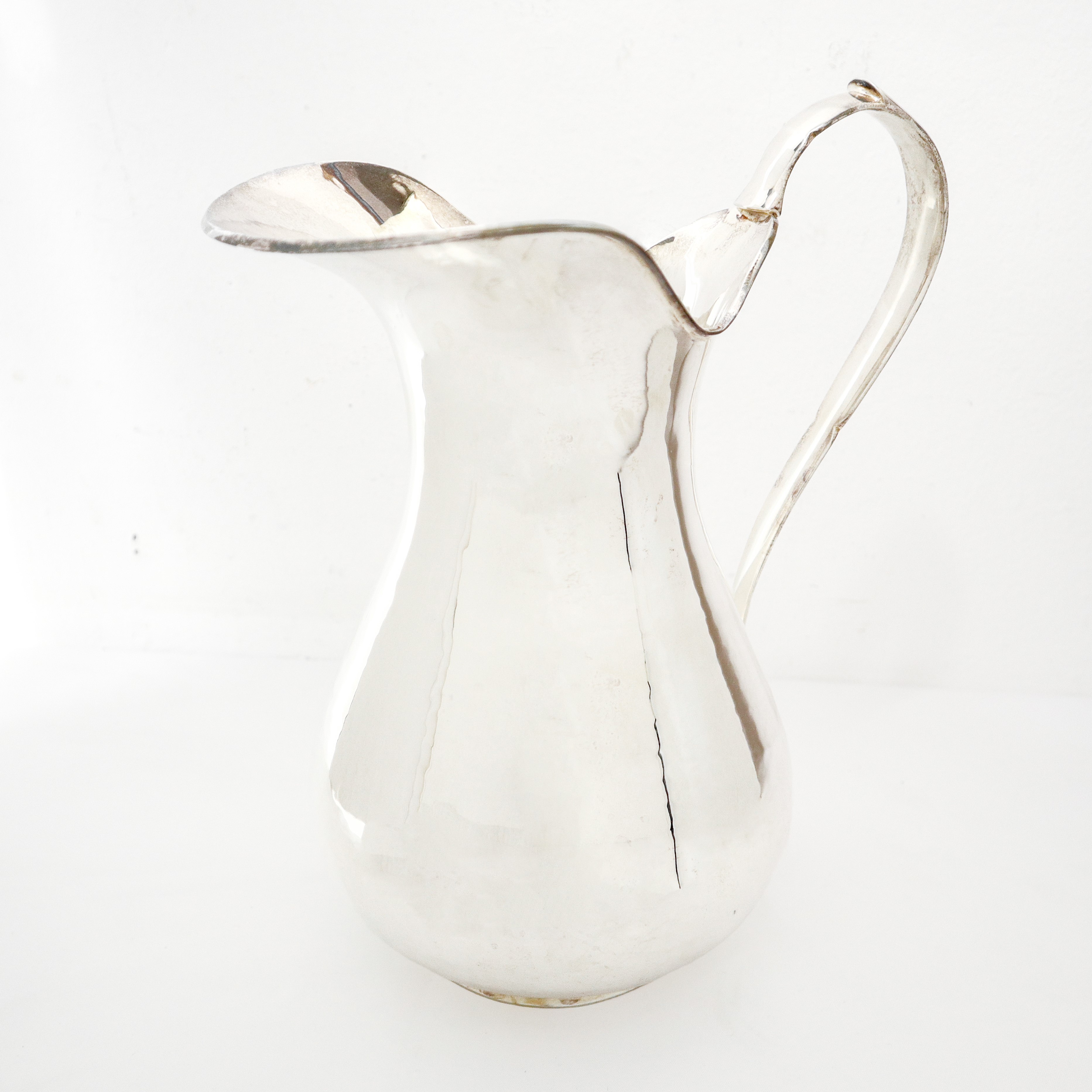 Caraffa in argento 800 lavorata a mano