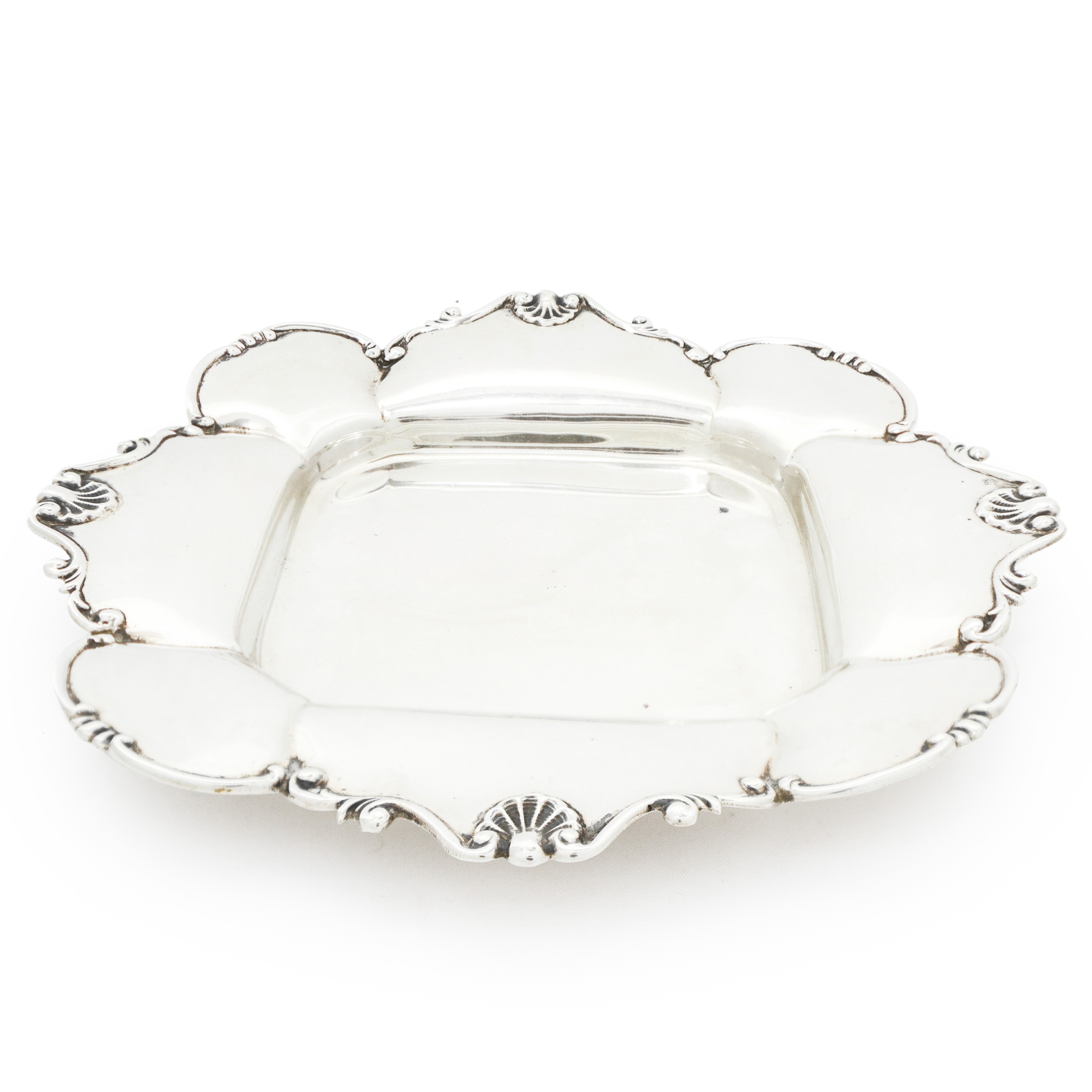 Piattino svuotatasche in argento 800 con bordi smerlati e decorati con conchiglie a rilievo