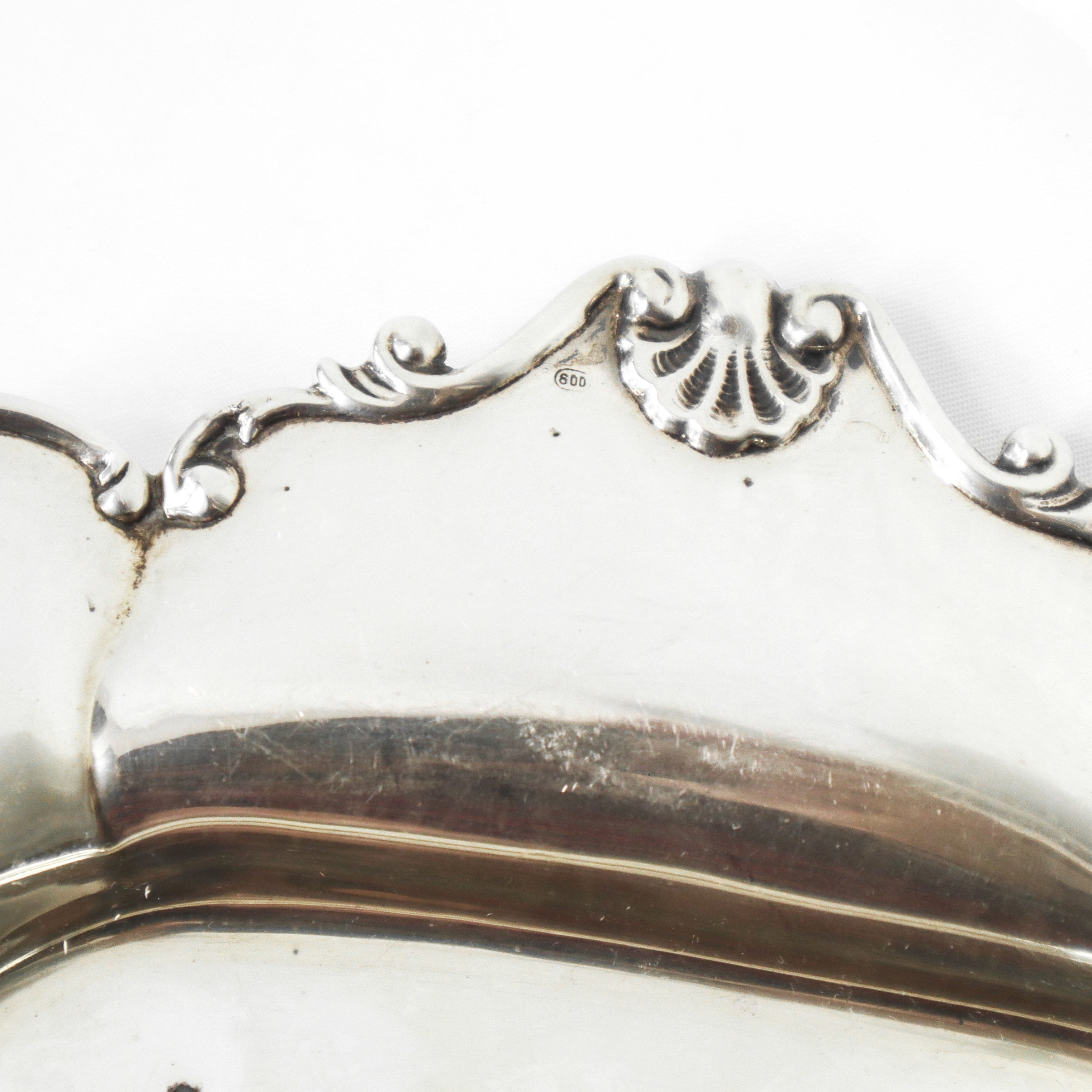 Piattino svuotatasche in argento 800 con bordi smerlati e decorati con conchiglie a rilievo