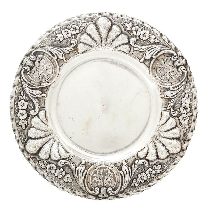Piatto centrotavola in argento 800 con bordo sbalzato e decorato