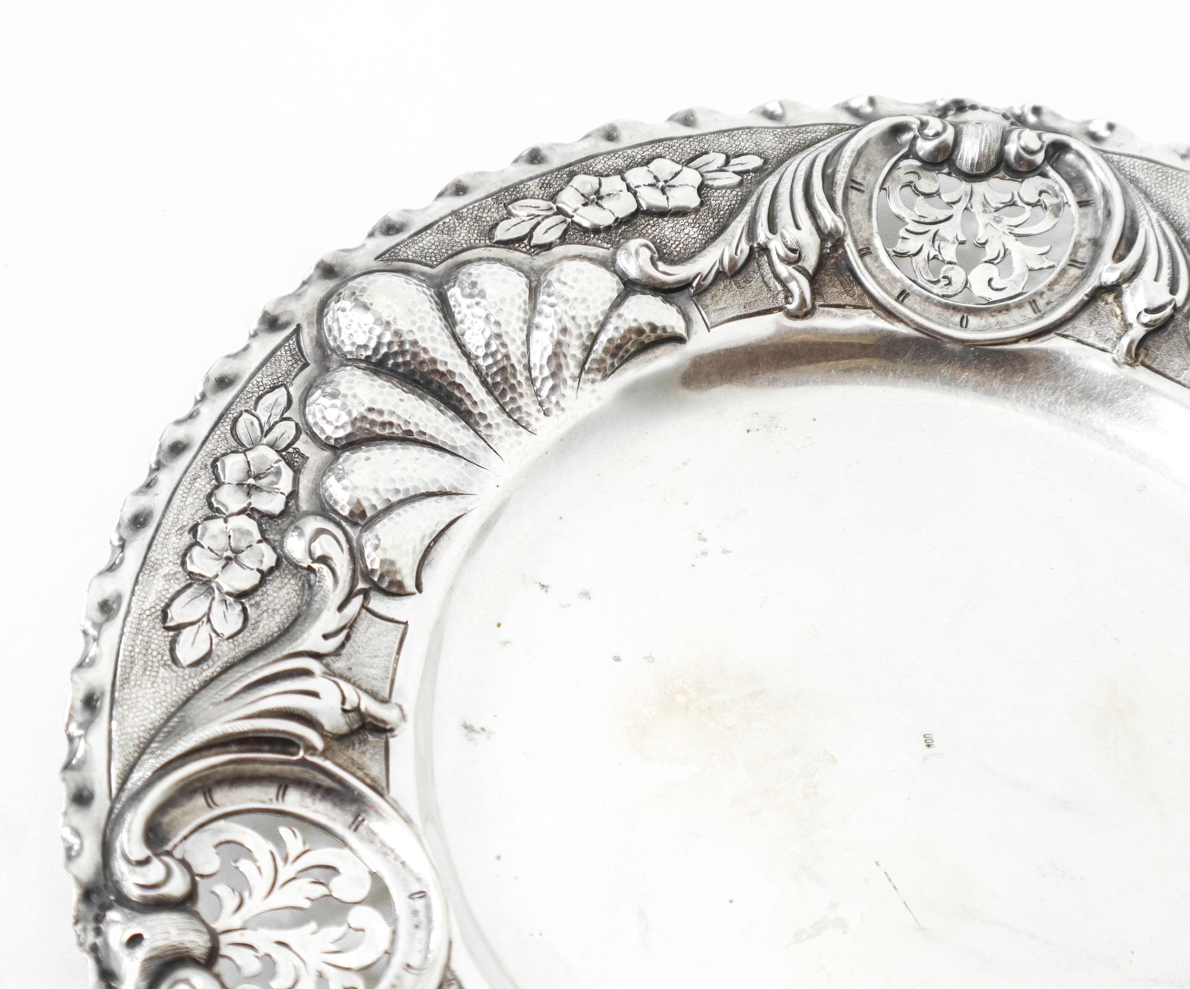Piatto centrotavola in argento 800 con bordo sbalzato e decorato