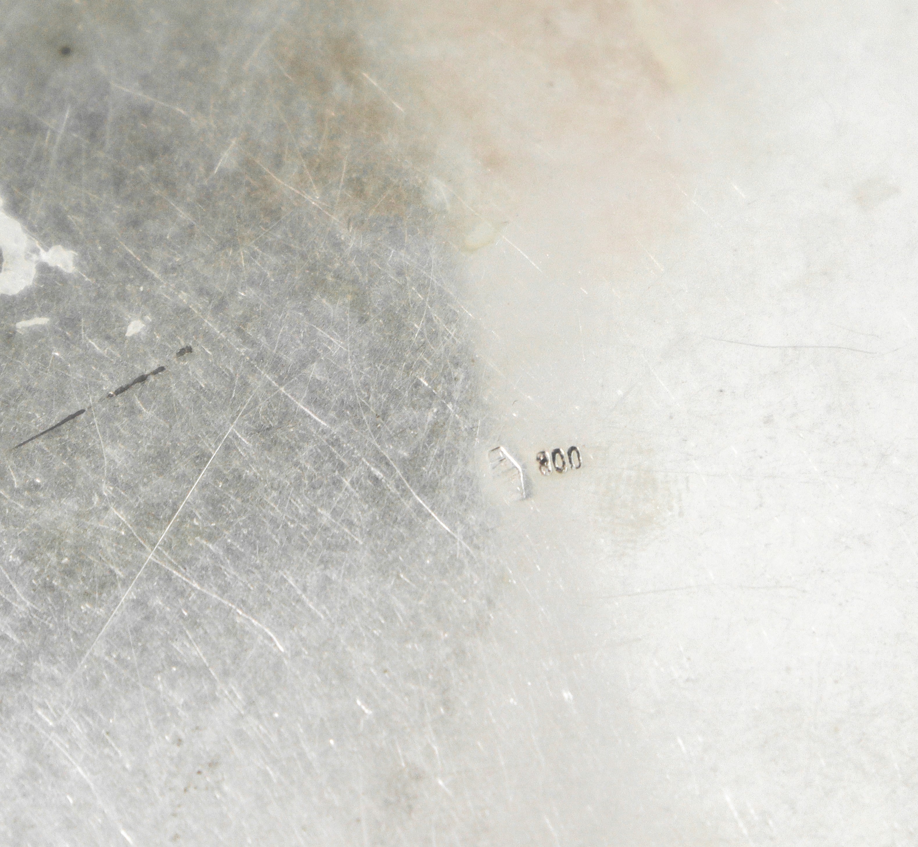 Piatto centrotavola in argento 800 con bordo sbalzato e decorato