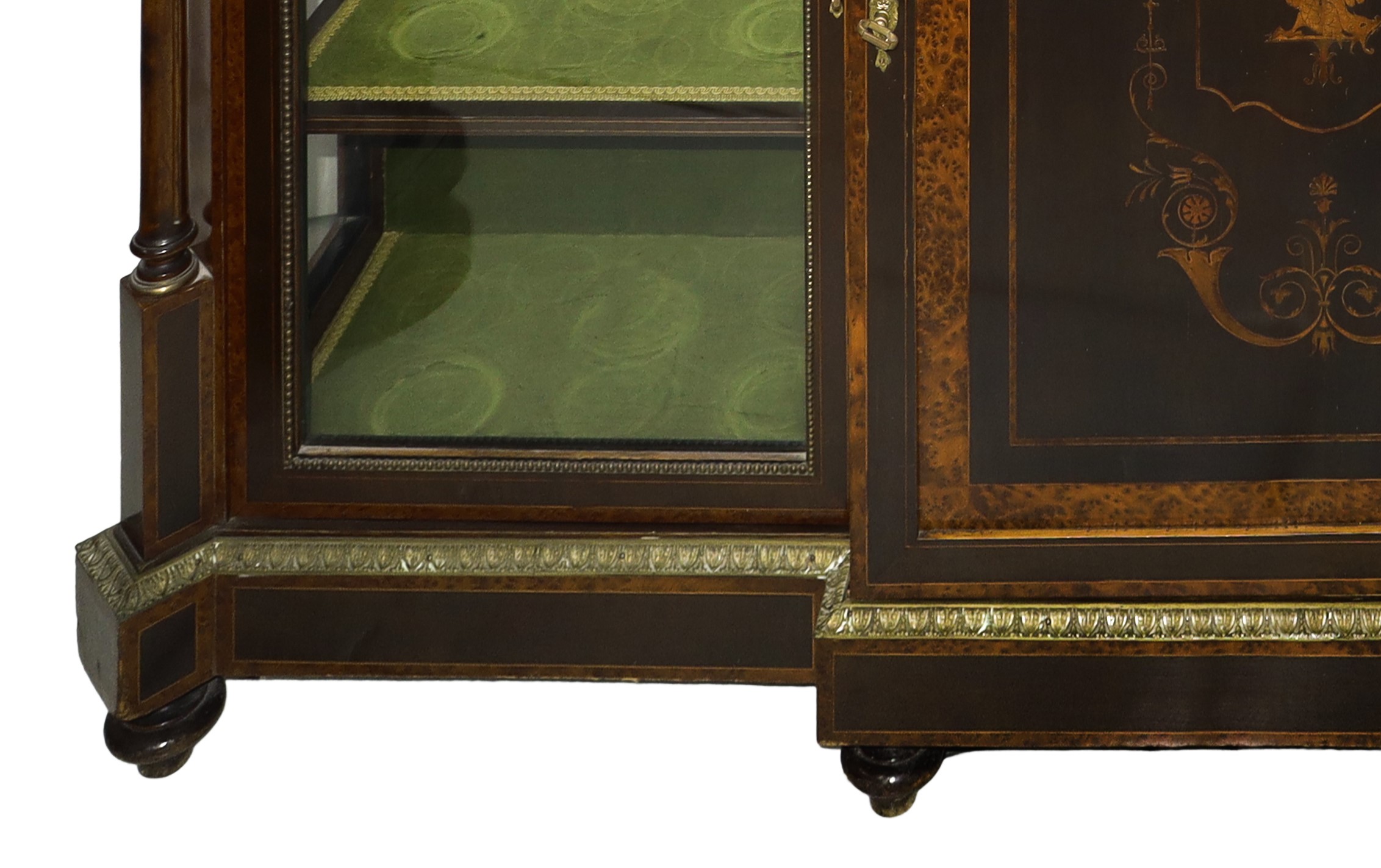 Etagere in legno di mogano con intarsi sul fronte