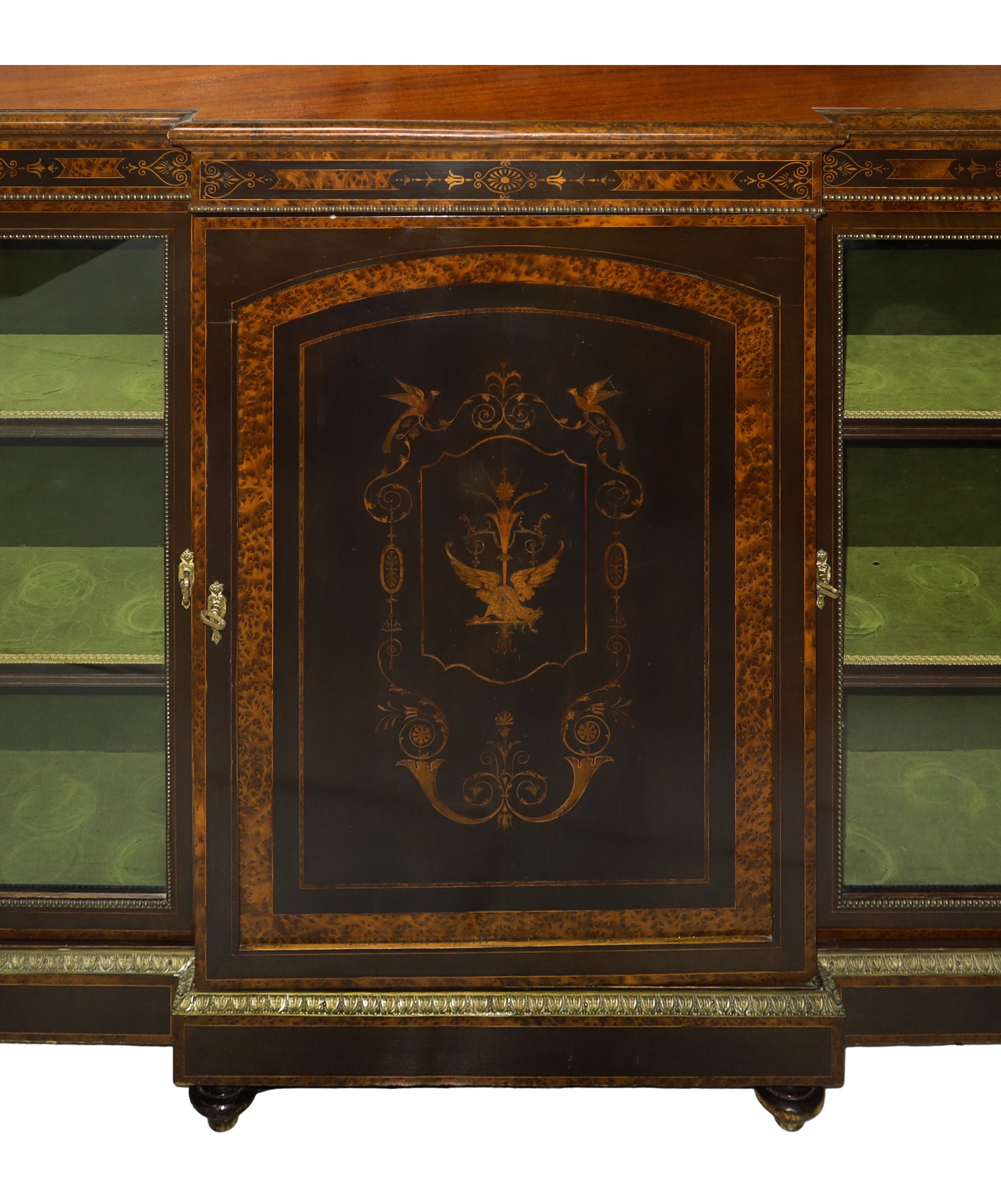 Etagere in legno di mogano con intarsi sul fronte