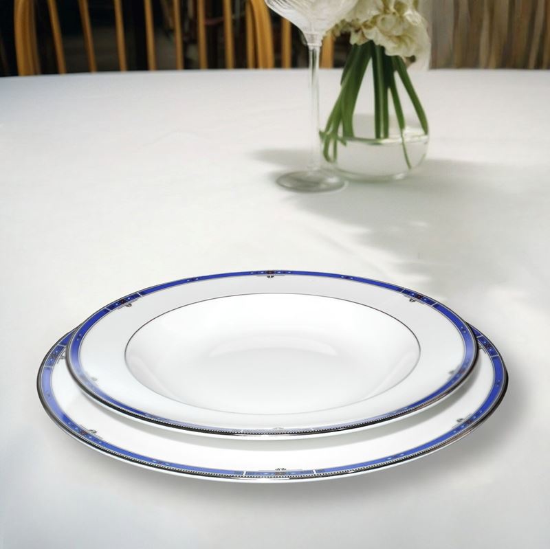 Servizio di piatti e caffè in porcellana bianca Wedgwood, modello Kingsbridge con decori in blu