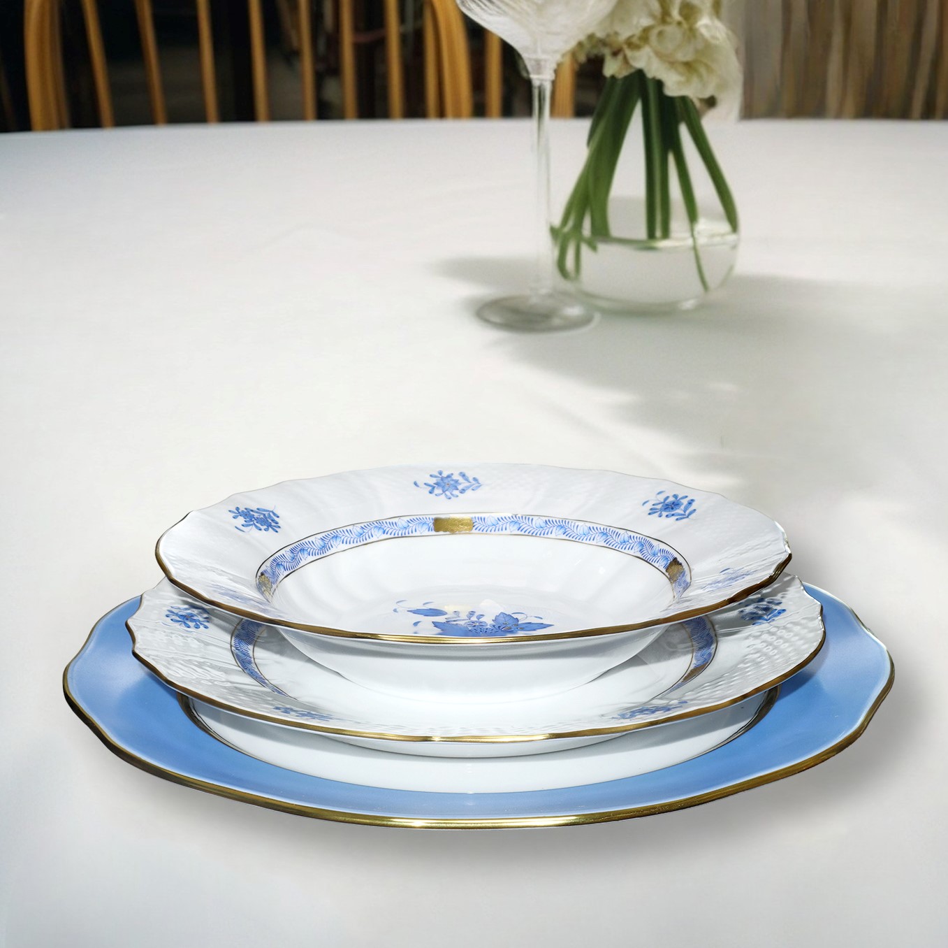 Completo Servizio di piatti decoro 'Apponyi blue' in porcellana blu su fondo bianco, bordo Ozier ...