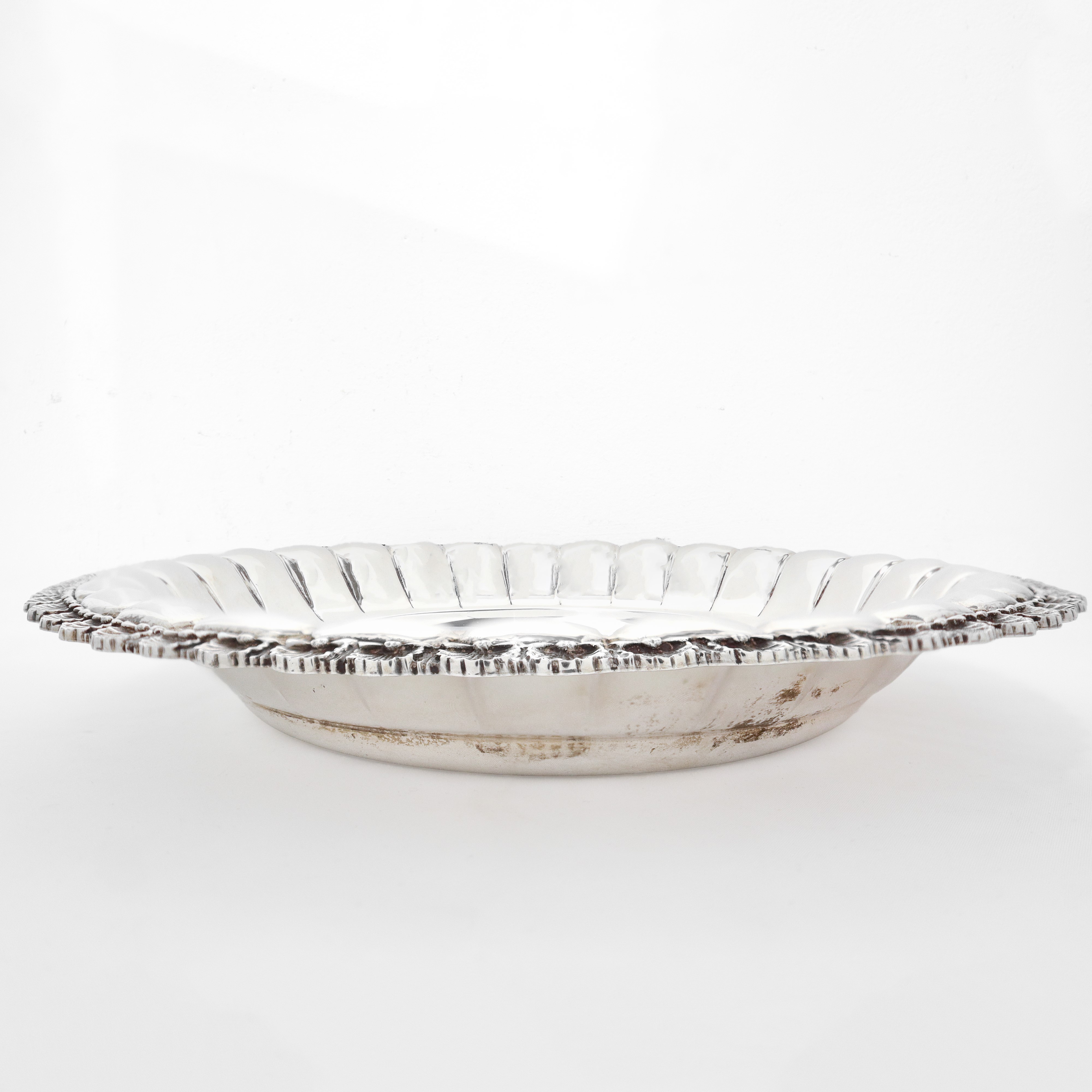 Ciotola rotonda in argento 800 con bordo decorato da conchiglie