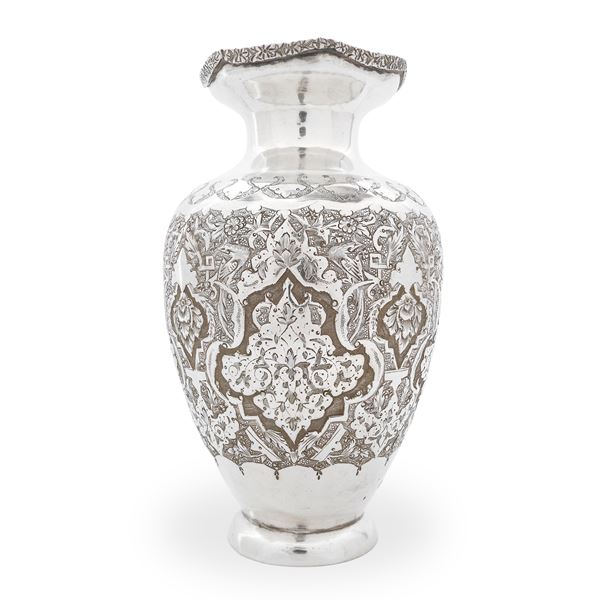 Vaso in argento sbalzato e bulinato