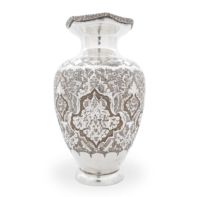 Vaso in argento sbalzato e bulinato